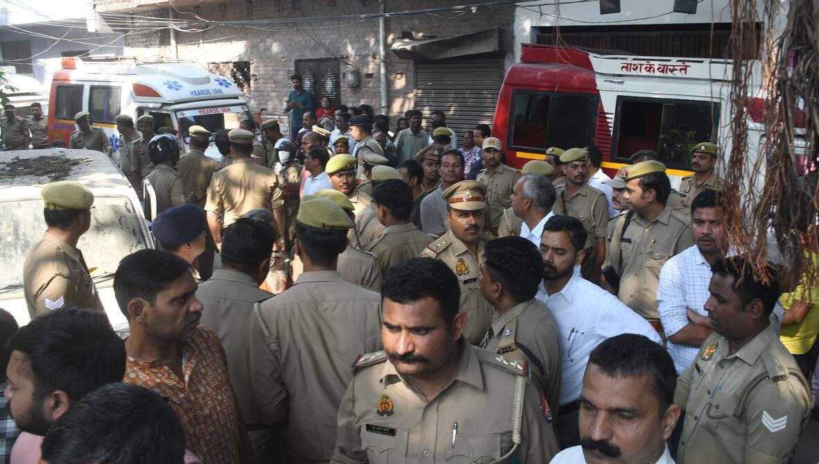 ब्राह्मणी टोला में सोमवार को तीन अर्थियां उठीं तो माहौल गमगीन हो उठा। ब्राह्मणी टोला में सोमवार को तीन अर्थियां उठीं तो माहौल गमगीन हो उठा।