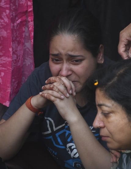 ब्राह्मणी टोला में सोमवार को तीन अर्थियां उठीं तो माहौल गमगीन हो उठा। ब्राह्मणी टोला में सोमवार को तीन अर्थियां उठीं तो माहौल गमगीन हो उठा।