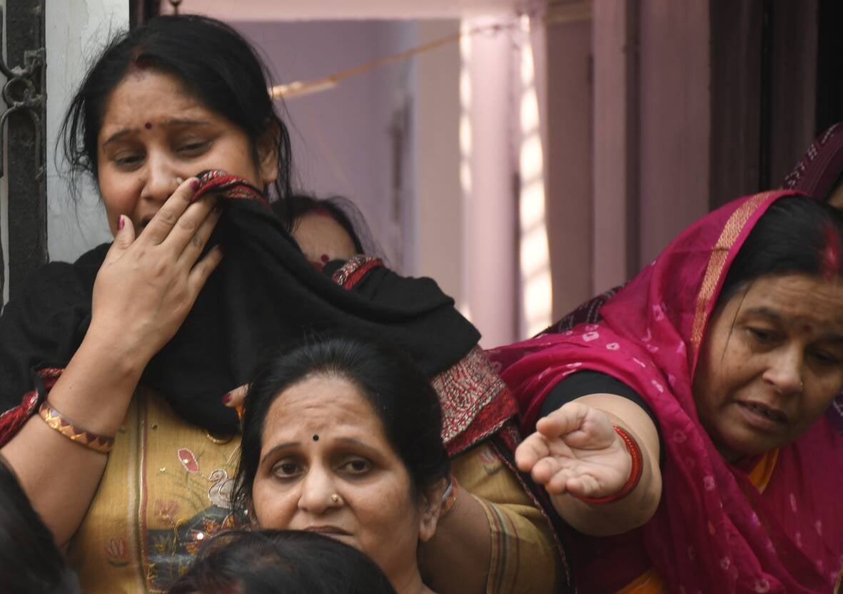 ब्राह्मणी टोला में सोमवार को तीन अर्थियां उठीं तो माहौल गमगीन हो उठा। ब्राह्मणी टोला में सोमवार को तीन अर्थियां उठीं तो माहौल गमगीन हो उठा।