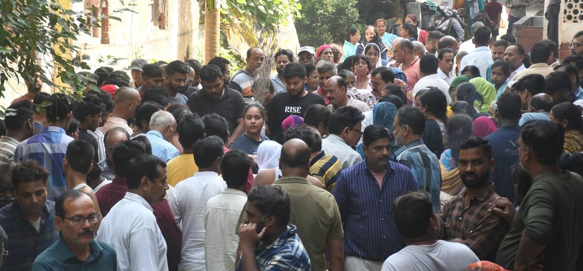 ब्राह्मणी टोला में सोमवार को तीन अर्थियां उठीं तो माहौल गमगीन हो उठा। ब्राह्मणी टोला में सोमवार को तीन अर्थियां उठीं तो माहौल गमगीन हो उठा।