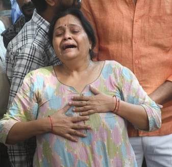 ब्राह्मणी टोला में सोमवार को तीन अर्थियां उठीं तो माहौल गमगीन हो उठा। ब्राह्मणी टोला में सोमवार को तीन अर्थियां उठीं तो माहौल गमगीन हो उठा।