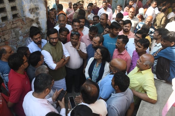 ब्राह्मणी टोला में सोमवार को तीन अर्थियां उठीं तो माहौल गमगीन हो उठा। ब्राह्मणी टोला में सोमवार को तीन अर्थियां उठीं तो माहौल गमगीन हो उठा।