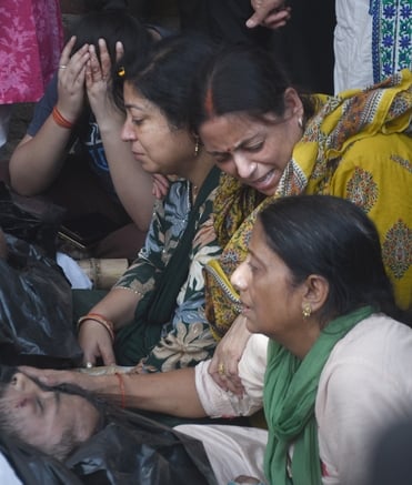 ब्राह्मणी टोला में सोमवार को तीन अर्थियां उठीं तो माहौल गमगीन हो उठा। ब्राह्मणी टोला में सोमवार को तीन अर्थियां उठीं तो माहौल गमगीन हो उठा।