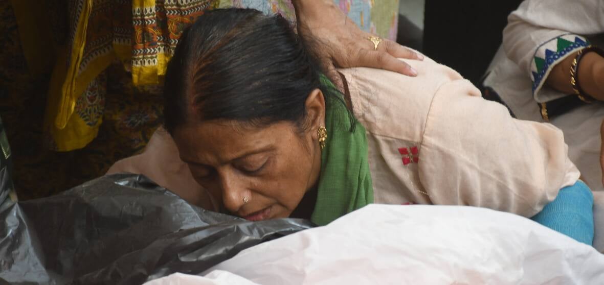 ब्राह्मणी टोला में सोमवार को तीन अर्थियां उठीं तो माहौल गमगीन हो उठा। ब्राह्मणी टोला में सोमवार को तीन अर्थियां उठीं तो माहौल गमगीन हो उठा।