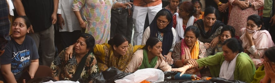 ब्राह्मणी टोला में सोमवार को तीन अर्थियां उठीं तो माहौल गमगीन हो उठा। ब्राह्मणी टोला में सोमवार को तीन अर्थियां उठीं तो माहौल गमगीन हो उठा।