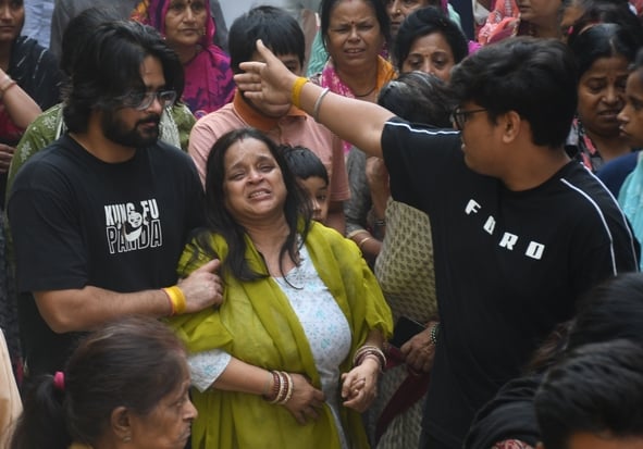 ब्राह्मणी टोला में सोमवार को तीन अर्थियां उठीं तो माहौल गमगीन हो उठा। ब्राह्मणी टोला में सोमवार को तीन अर्थियां उठीं तो माहौल गमगीन हो उठा।