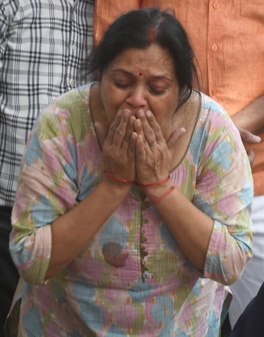 ब्राह्मणी टोला में सोमवार को तीन अर्थियां उठीं तो माहौल गमगीन हो उठा। ब्राह्मणी टोला में सोमवार को तीन अर्थियां उठीं तो माहौल गमगीन हो उठा।