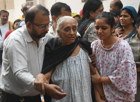 ब्राह्मणी टोला में सोमवार को तीन अर्थियां उठीं तो माहौल गमगीन हो उठा। ब्राह्मणी टोला में सोमवार को तीन अर्थियां उठीं तो माहौल गमगीन हो उठा।