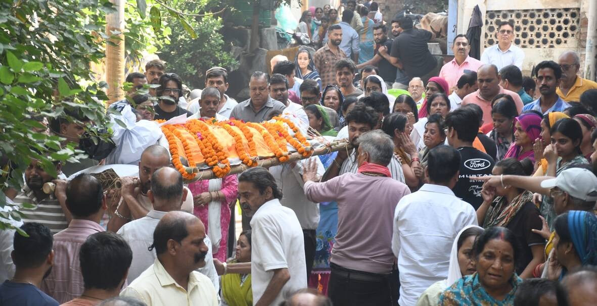 ब्राह्मणी टोला में सोमवार को तीन अर्थियां उठीं तो माहौल गमगीन हो उठा। ब्राह्मणी टोला में सोमवार को तीन अर्थियां उठीं तो माहौल गमगीन हो उठा।