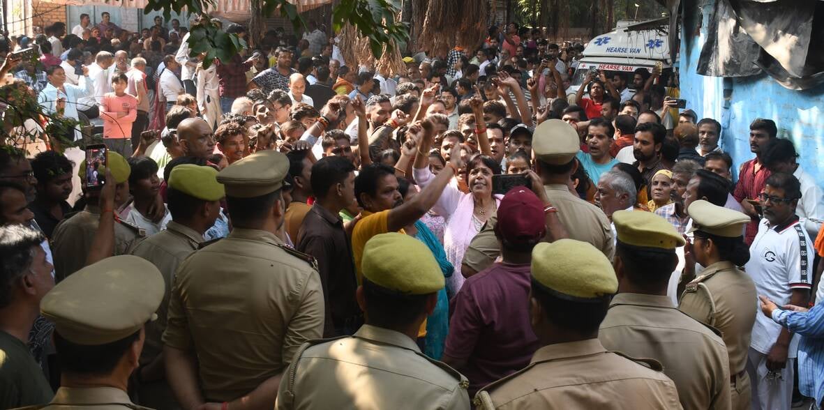 ब्राह्मणी टोला में सोमवार को तीन अर्थियां उठीं तो माहौल गमगीन हो उठा। ब्राह्मणी टोला में सोमवार को तीन अर्थियां उठीं तो माहौल गमगीन हो उठा।