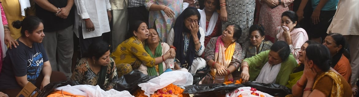 ब्राह्मणी टोला में सोमवार को तीन अर्थियां उठीं तो माहौल गमगीन हो उठा। ब्राह्मणी टोला में सोमवार को तीन अर्थियां उठीं तो माहौल गमगीन हो उठा।