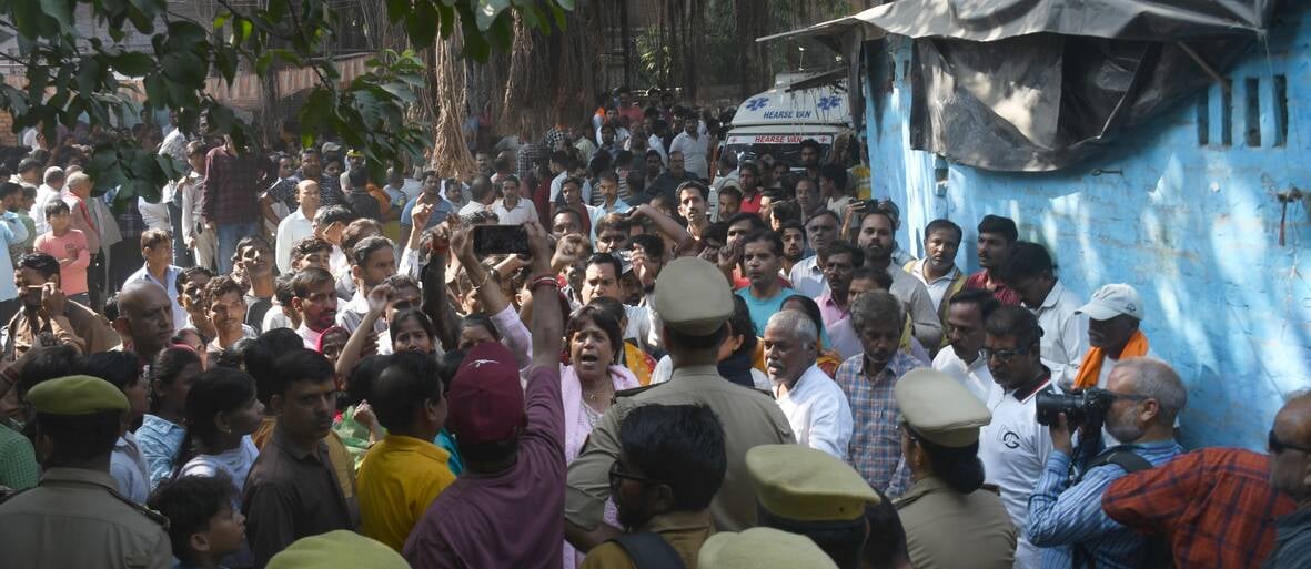 ब्राह्मणी टोला में सोमवार को तीन अर्थियां उठीं तो माहौल गमगीन हो उठा। ब्राह्मणी टोला में सोमवार को तीन अर्थियां उठीं तो माहौल गमगीन हो उठा।