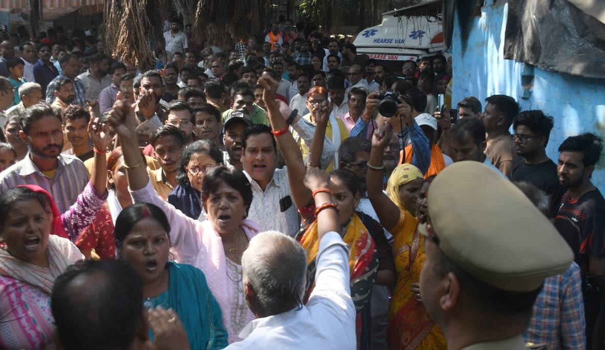 ब्राह्मणी टोला में सोमवार को तीन अर्थियां उठीं तो माहौल गमगीन हो उठा। ब्राह्मणी टोला में सोमवार को तीन अर्थियां उठीं तो माहौल गमगीन हो उठा।