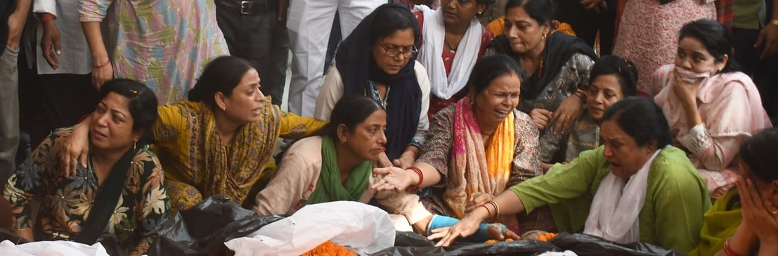 ब्राह्मणी टोला में सोमवार को तीन अर्थियां उठीं तो माहौल गमगीन हो उठा। ब्राह्मणी टोला में सोमवार को तीन अर्थियां उठीं तो माहौल गमगीन हो उठा।