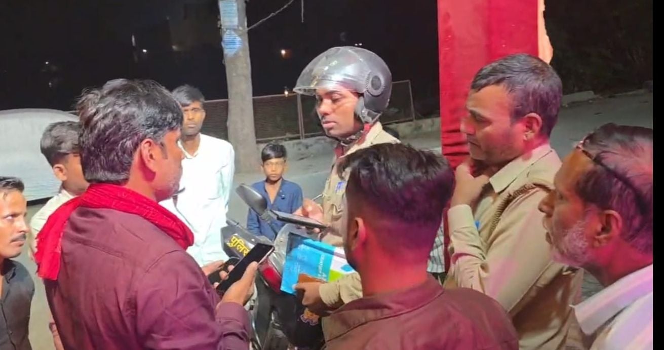 बरात के स्वागत के लिए सजा मैरिज हाॅल व मौके पर जानकारी लेती पुलिस। सोशल मीडिया बरात के स्वागत के लिए सजा मैरिज हाॅल व मौके पर जानकारी लेती पुलिस। सोशल मीडिया