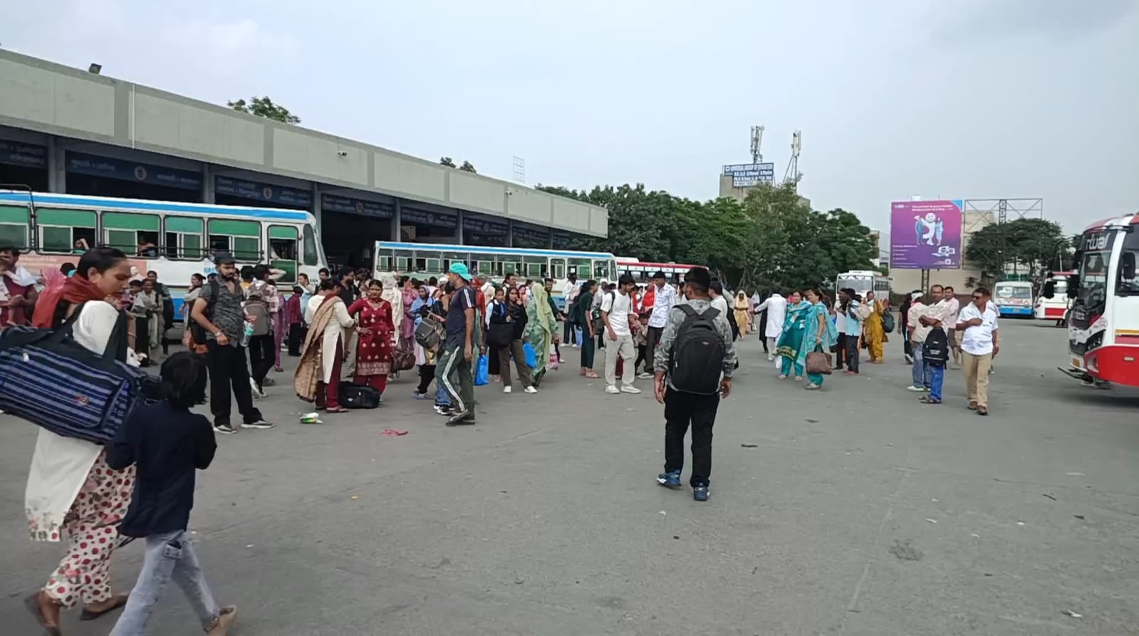 बसों के इंतजार में खड़े यात्री। संवाद बसों के इंतजार में खड़े यात्री। संवाद