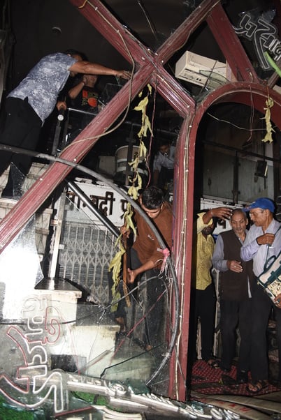 बद्री प्रसाद सराफ ज्वेलर्स के शोरूम में लगी आग। बद्री प्रसाद सराफ ज्वेलर्स के शोरूम में लगी आग।