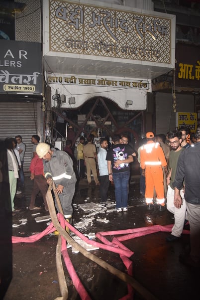 बद्री प्रसाद सराफ ज्वेलर्स के शोरूम में लगी आग। बद्री प्रसाद सराफ ज्वेलर्स के शोरूम में लगी आग।
