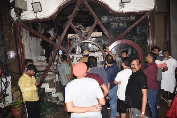 बद्री प्रसाद सराफ ज्वेलर्स के शोरूम में लगी आग। बद्री प्रसाद सराफ ज्वेलर्स के शोरूम में लगी आग।