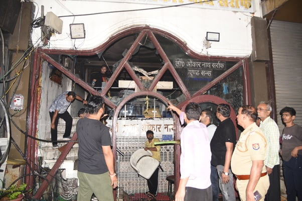 बद्री प्रसाद सराफ ज्वेलर्स के शोरूम में लगी आग। बद्री प्रसाद सराफ ज्वेलर्स के शोरूम में लगी आग।