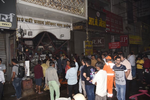 बद्री प्रसाद सराफ ज्वेलर्स के शोरूम में लगी आग। बद्री प्रसाद सराफ ज्वेलर्स के शोरूम में लगी आग।
