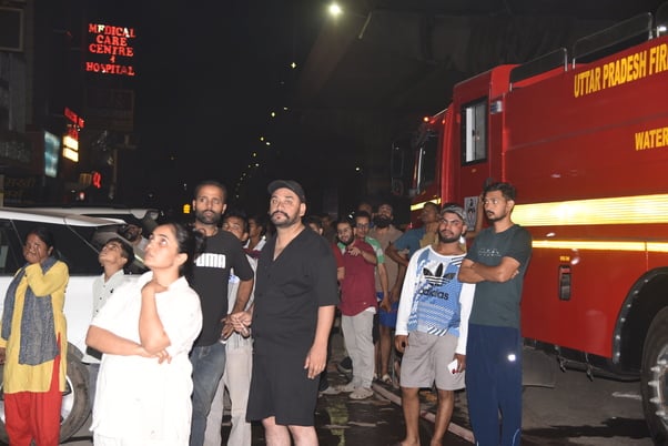 बद्री प्रसाद सराफ ज्वेलर्स के शोरूम में लगी आग। बद्री प्रसाद सराफ ज्वेलर्स के शोरूम में लगी आग।