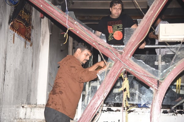 बद्री प्रसाद सराफ ज्वेलर्स के शोरूम में लगी आग। बद्री प्रसाद सराफ ज्वेलर्स के शोरूम में लगी आग।