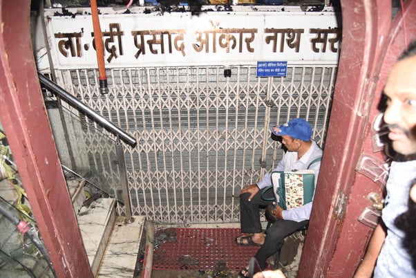 बद्री प्रसाद सराफ ज्वेलर्स के शोरूम में लगी आग। बद्री प्रसाद सराफ ज्वेलर्स के शोरूम में लगी आग।