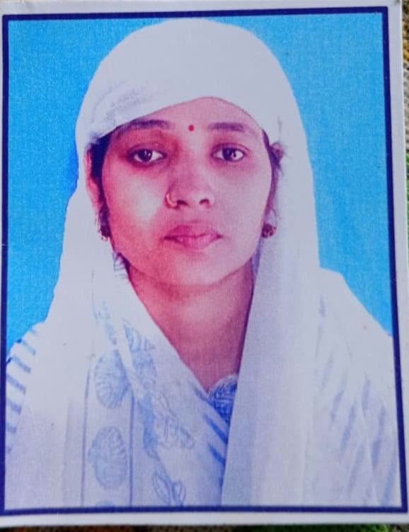 बदायूं शहर के सिविल लाइंस के मीरा सराय में विवाहिता का शव मिलने के बाद मोहल्ले में जमा भीड़। सं बदायूं शहर के सिविल लाइंस के मीरा सराय में विवाहिता का शव मिलने के बाद मोहल्ले में जमा भीड़। सं