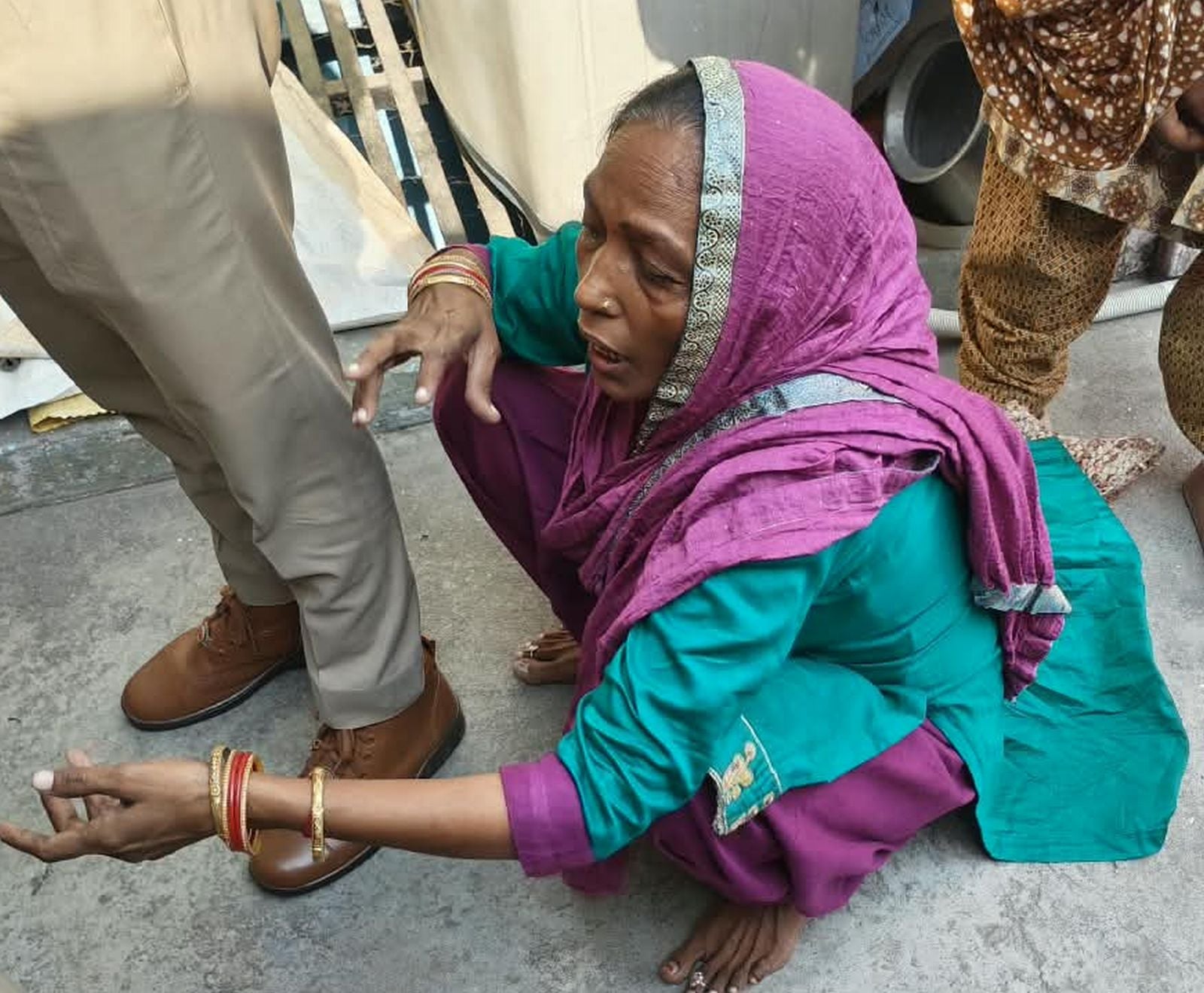 बदायूं शहर के सिविल लाइंस के मीरा सराय में विवाहिता का शव मिलने के बाद मोहल्ले में जमा भीड़। सं बदायूं शहर के सिविल लाइंस के मीरा सराय में विवाहिता का शव मिलने के बाद मोहल्ले में जमा भीड़। सं