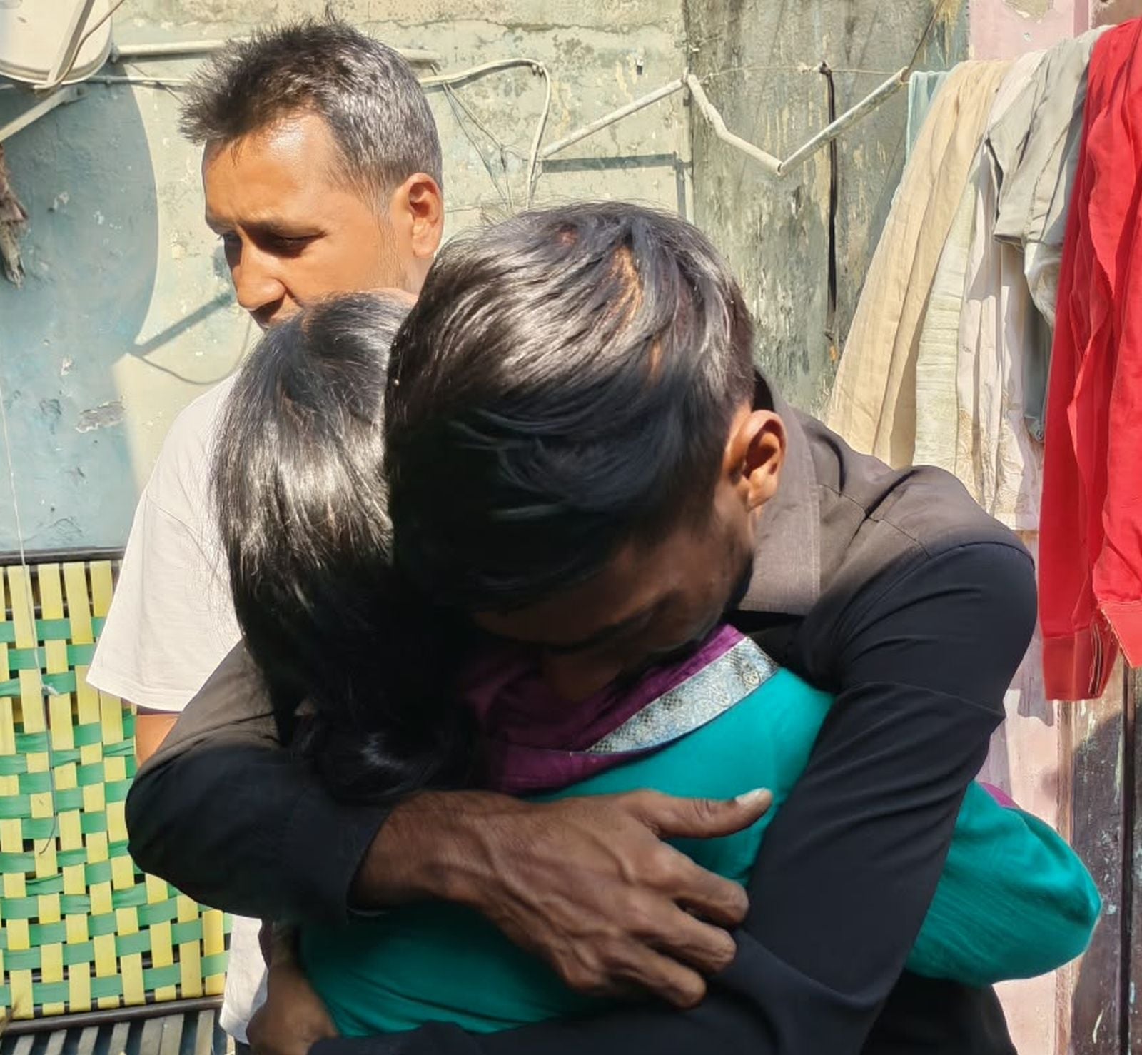 बदायूं शहर के सिविल लाइंस के मीरा सराय में विवाहिता का शव मिलने के बाद मोहल्ले में जमा भीड़। सं बदायूं शहर के सिविल लाइंस के मीरा सराय में विवाहिता का शव मिलने के बाद मोहल्ले में जमा भीड़। सं