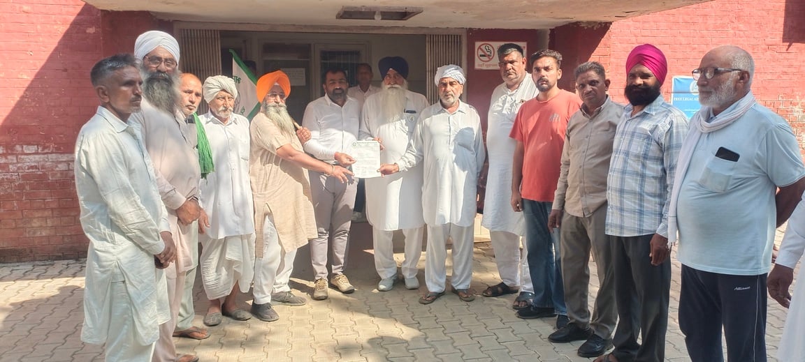 चीका में एसडीएम को ज्ञापन सौंपते किसान। किसान चीका में एसडीएम को ज्ञापन सौंपते किसान। किसान