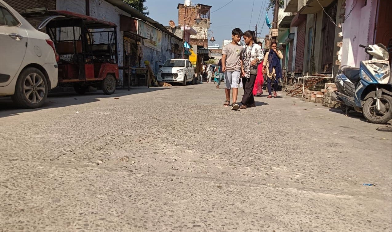 चौक मंडी में अतिक्रमण से गली हुई संकरी। संवाद चौक मंडी में अतिक्रमण से गली हुई संकरी। संवाद