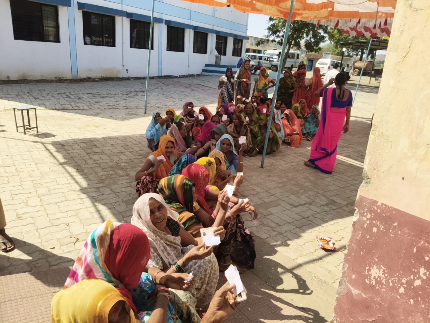 छोटी सरवन ब्लॉक में बूथ का निरीक्षण करने पहुंचे जिला कलेक्टर डॉ इंद्रजीत यादव।