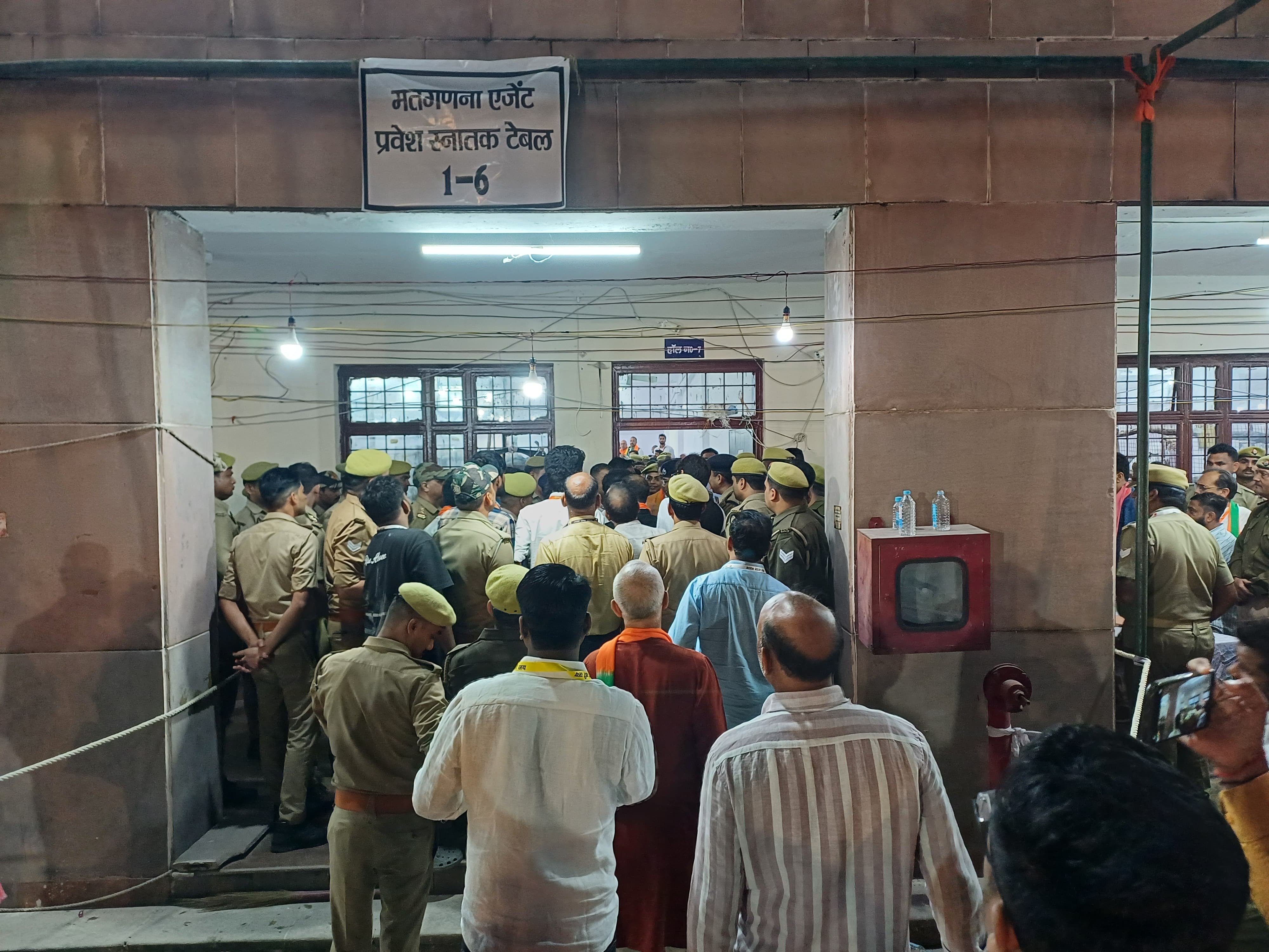 एमएलसी मतगणना स्थल पर भाजपा-सपा समर्थकों में नोकझोंक।