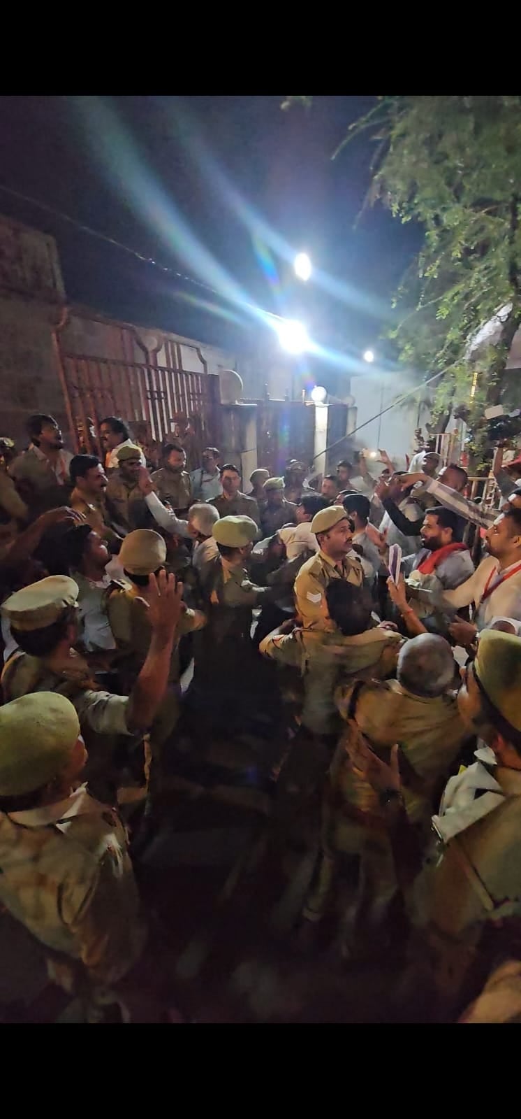 एमएलसी मतगणना स्थल पर भाजपा-सपा समर्थकों में नोकझोंक।