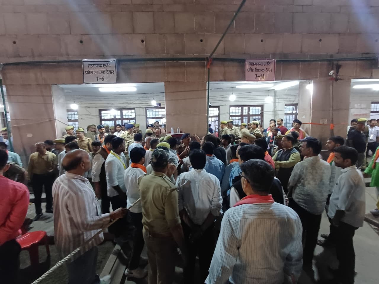 एमएलसी मतगणना स्थल पर भाजपा-सपा समर्थकों में नोकझोंक।
