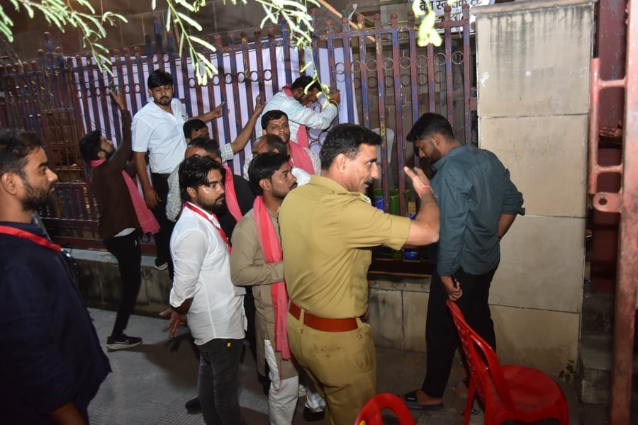 एमएलसी मतगणना स्थल पर भाजपा-सपा समर्थकों में नोकझोंक।