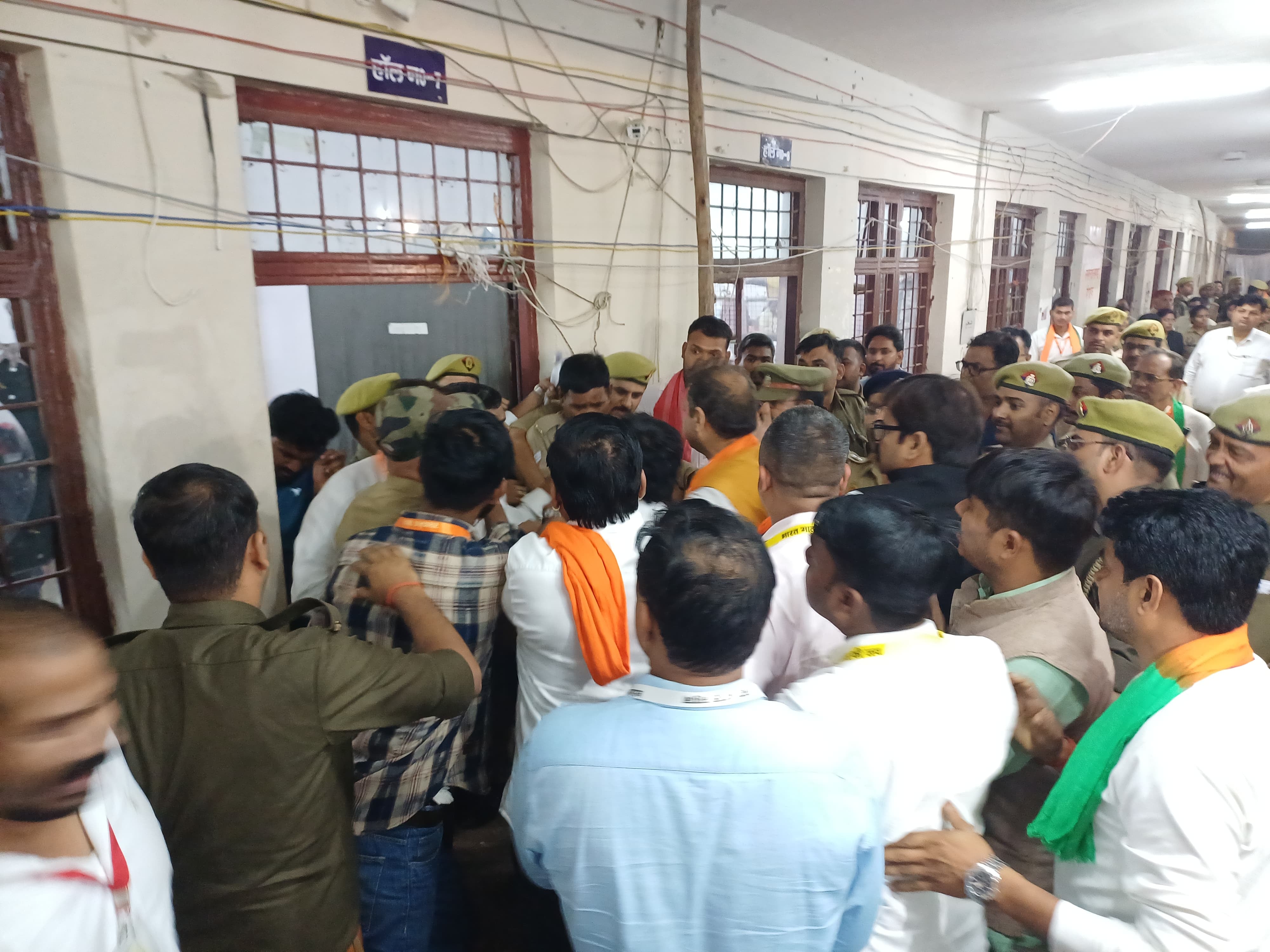 एमएलसी मतगणना स्थल पर भाजपा-सपा समर्थकों में नोकझोंक।