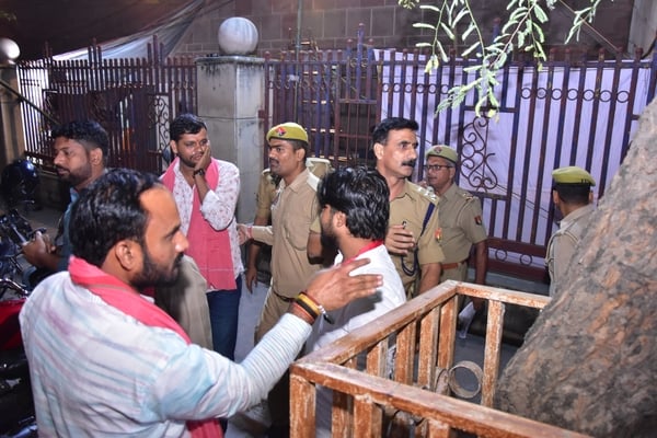 एमएलसी मतगणना स्थल पर भाजपा-सपा समर्थकों में नोकझोंक।