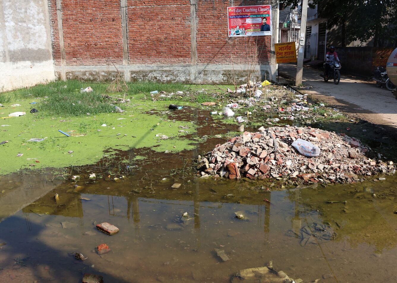 फैजुल्लागंज की भार्गव कॉलोनी में बाढ़ से परेशानी।