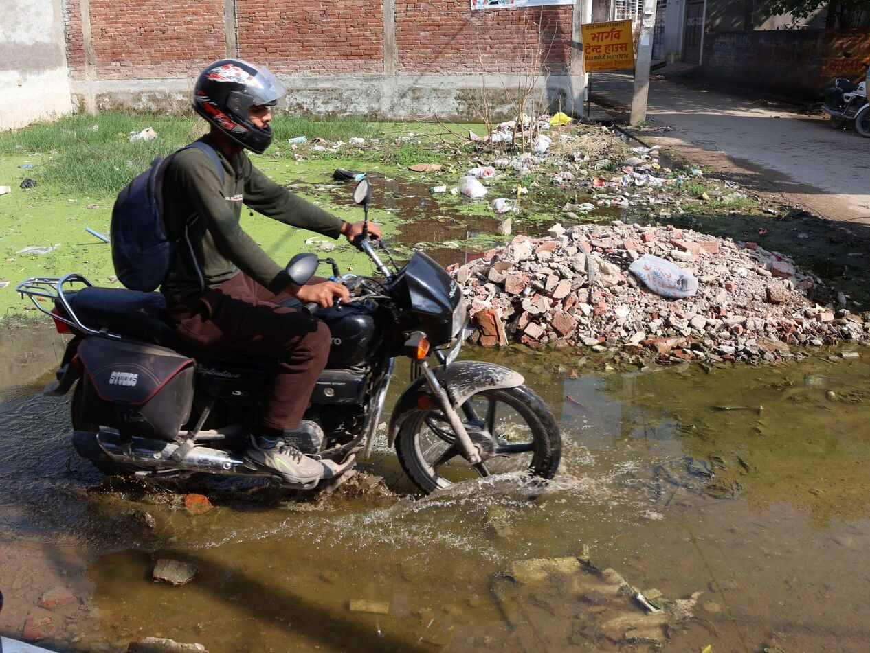 फैजुल्लागंज की भार्गव कॉलोनी में बाढ़ से परेशानी।