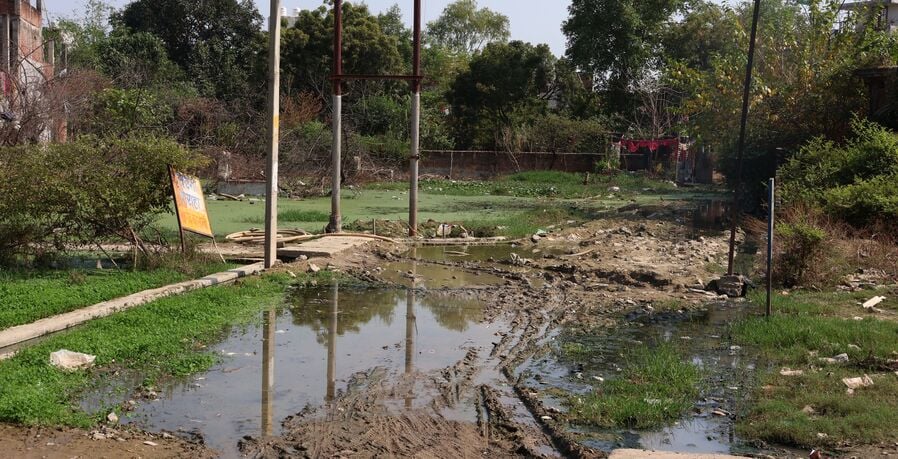 फैजुल्लागंज की भार्गव कॉलोनी में बाढ़ से परेशानी।