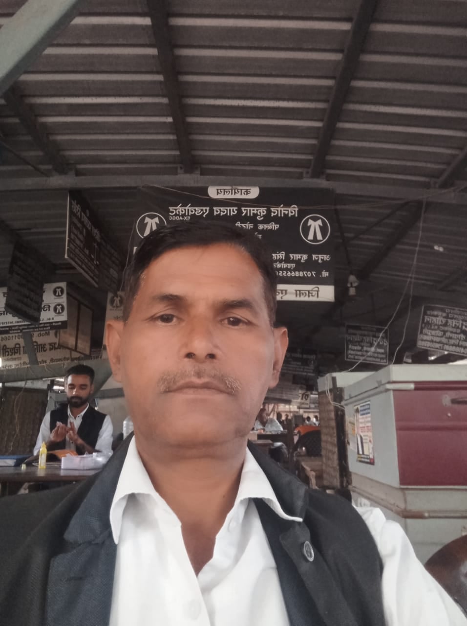 फोटो 22 पड़ताल। कासगंज में  रेल वे स्टेशन के निकट प टरियों पर विचरण करते निराश्रित गोवंश। संवाद