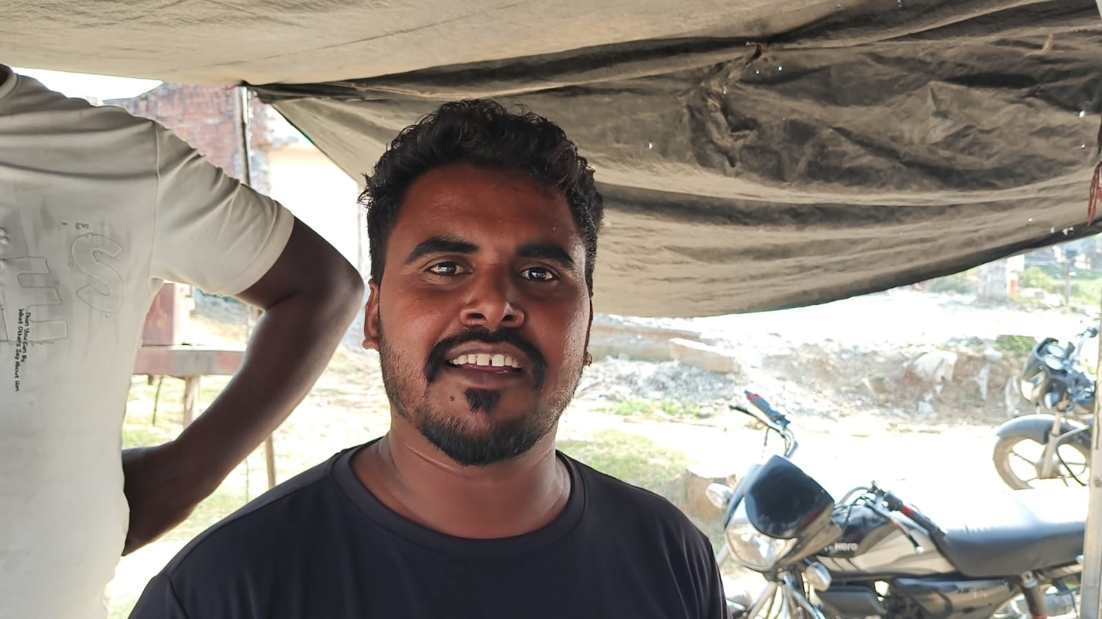 फोटो 22 पड़ताल। कासगंज में  रेल वे स्टेशन के निकट प टरियों पर विचरण करते निराश्रित गोवंश। संवाद