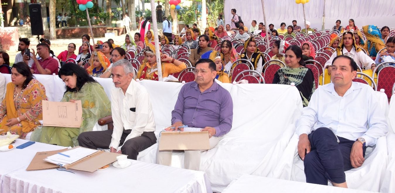 फोटो 27जेएनडी29-बाल भवन में आयोजित प्रतियोगिता में प्रस्तुति देती लड़की। स्रोत प्रशासन फोटो 27जेएनडी29-बाल भवन में आयोजित प्रतियोगिता में प्रस्तुति देती लड़की। स्रोत प्रशासन
