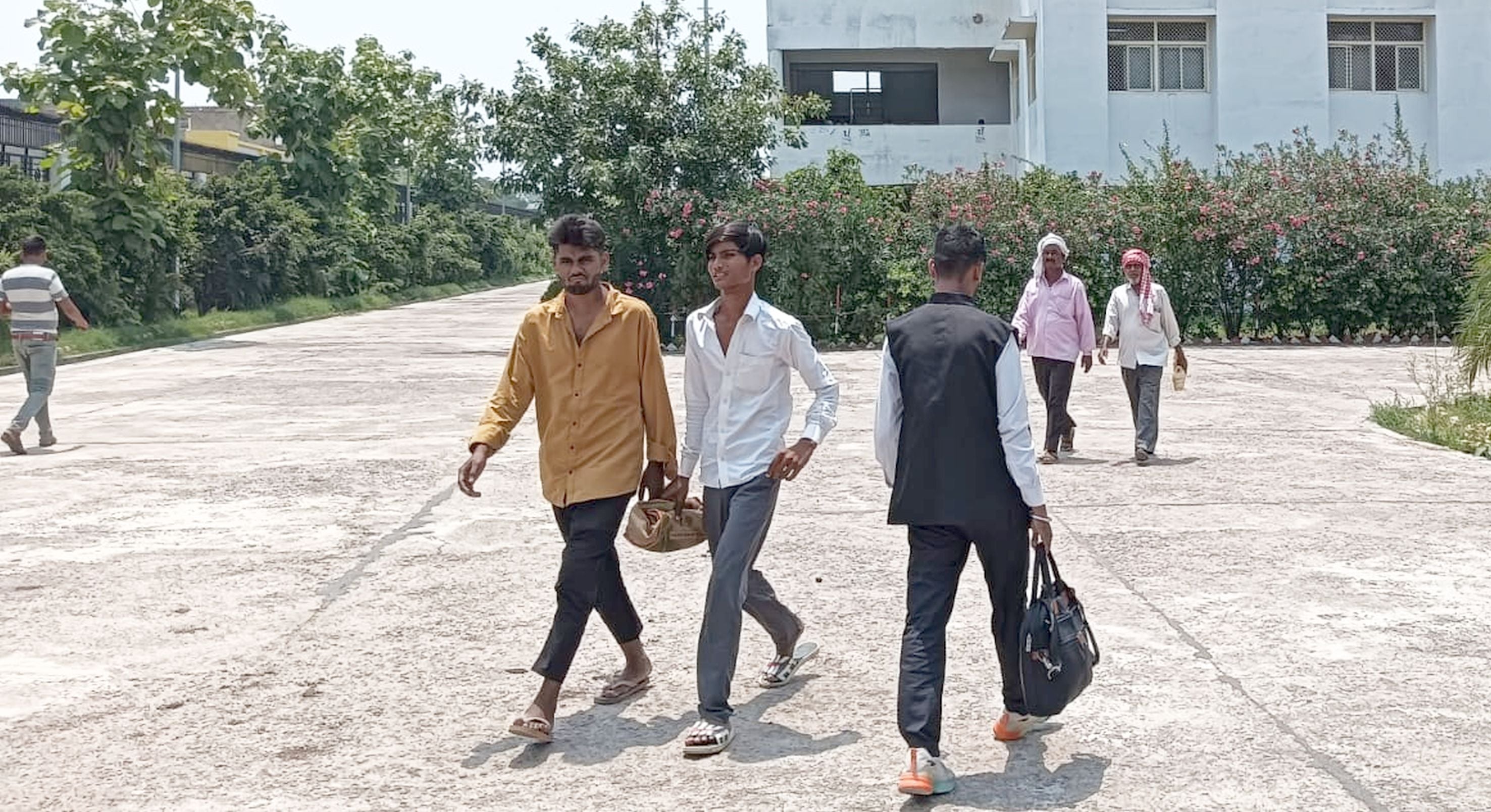 फोटो-33-बलरामपुर के उतरौला में बैठक कर चर्चा करते अधिवक्ता ।-संवाद फोटो-33-बलरामपुर के उतरौला में बैठक कर चर्चा करते अधिवक्ता ।-संवाद