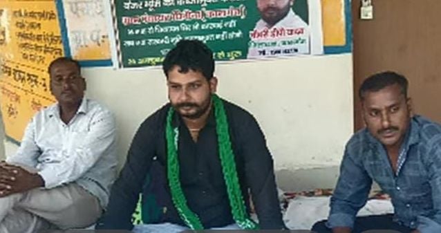 फोटो 45 - ढोलना के गांव घिनौना में मोबाइल और पानी की टंकी परग्रामीणों के चढ़ जाने के बाद मौके फोटो 45 - ढोलना के गांव घिनौना में मोबाइल और पानी की टंकी परग्रामीणों के चढ़ जाने के बाद मौके