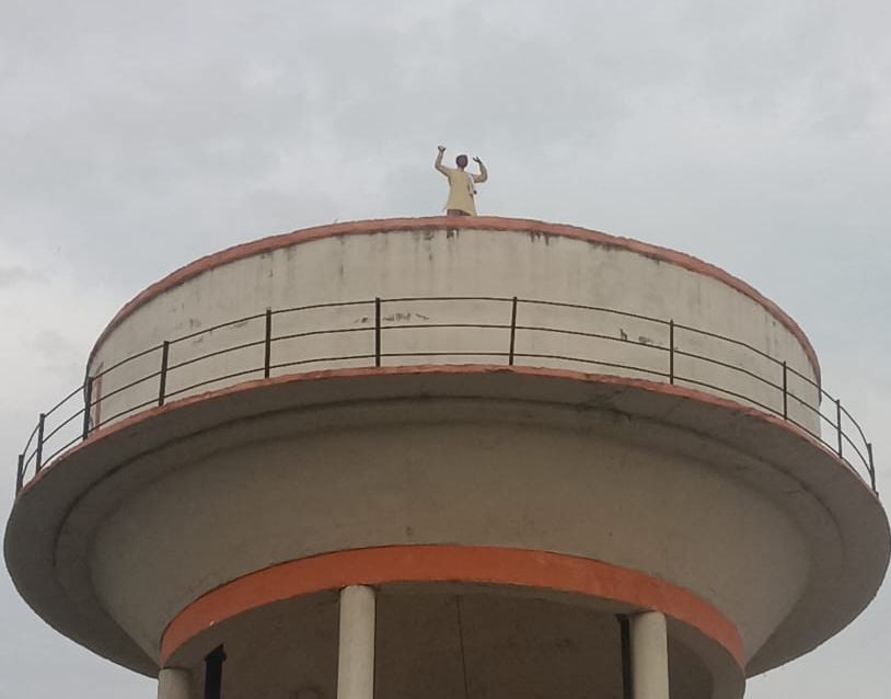 फोटो 45 - ढोलना के गांव घिनौना में मोबाइल और पानी की टंकी परग्रामीणों के चढ़ जाने के बाद मौके फोटो 45 - ढोलना के गांव घिनौना में मोबाइल और पानी की टंकी परग्रामीणों के चढ़ जाने के बाद मौके