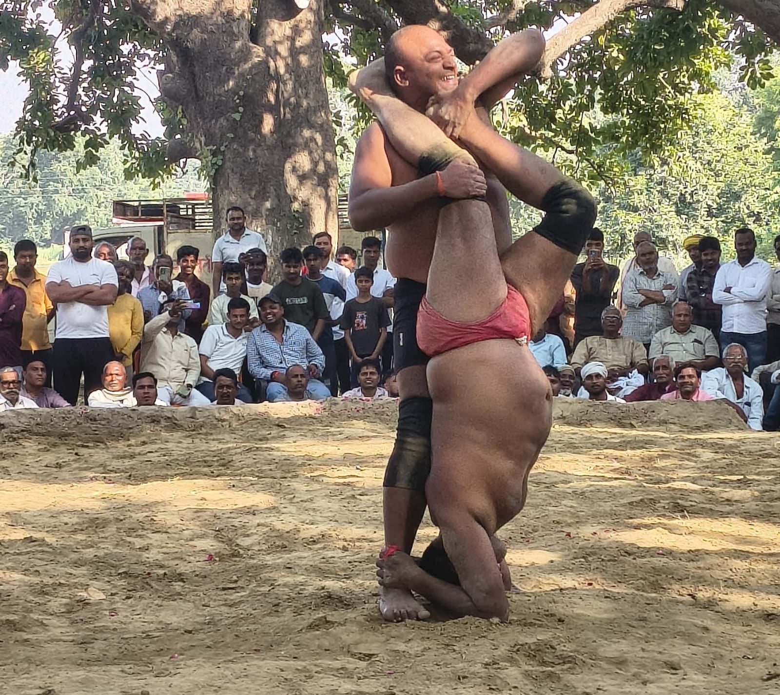 फोटो परिचय। कसैयावर हंडिया के दंगल में जोर आजमाइश करते पहलवान फोटो परिचय। कसैयावर हंडिया के दंगल में जोर आजमाइश करते पहलवान